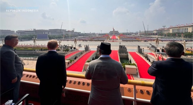 Presiden RI Prabowo Subianto bersama Xi Jinping dan pemimpin negara lain menyaksikan parade militer Tiongkok. (Instagram @sekretarian.kabinet)